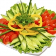 Овощная тарелка с ассорти из зелени